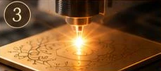 金の板にレーザーで模様を刻む様子